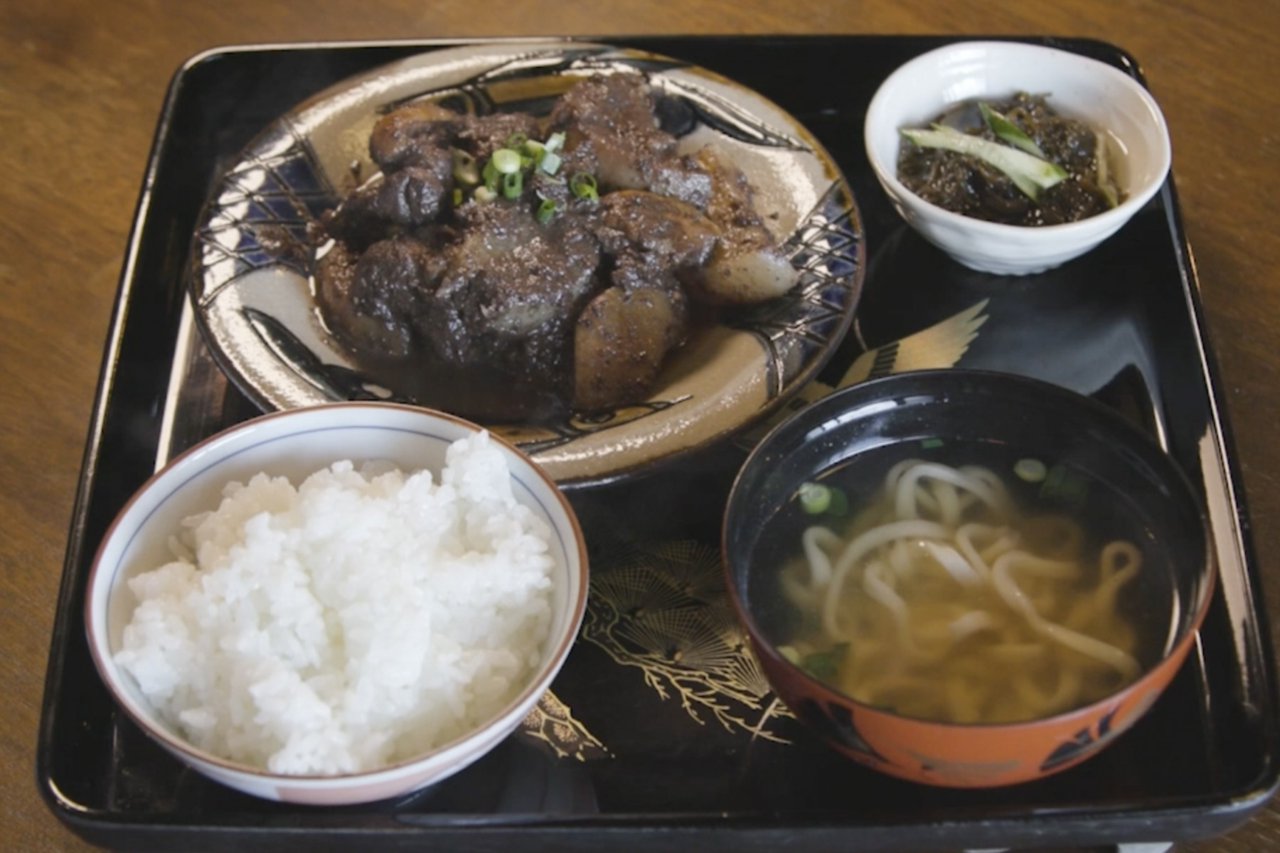 チーイリチャー定食は1000円。白米、ミニそば、小鉢つき