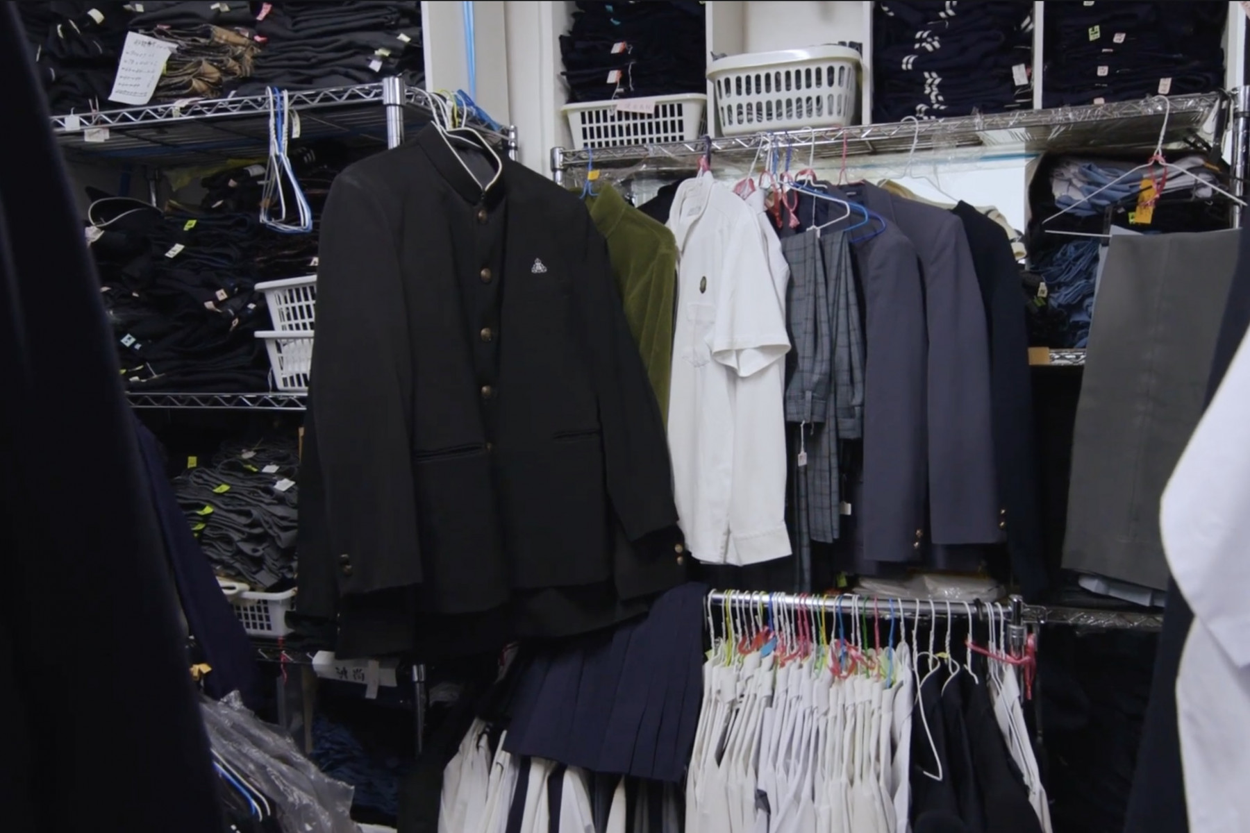 店内に置かれた学生服