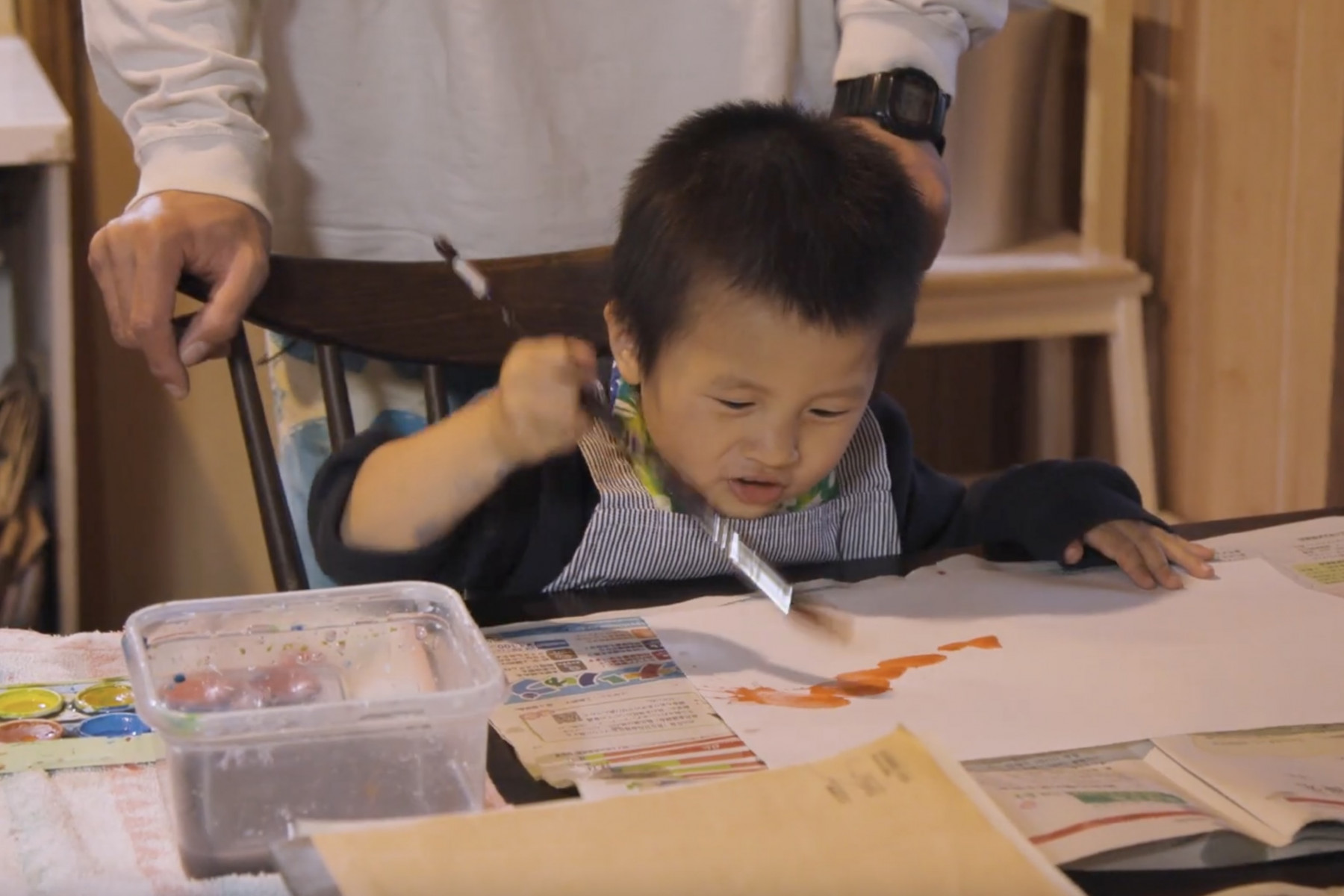 筆を持ち絵を描く子ども