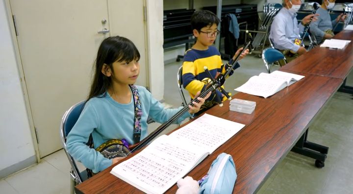 大勢で一緒に声を合わせて島うたを歌う楽しい時間