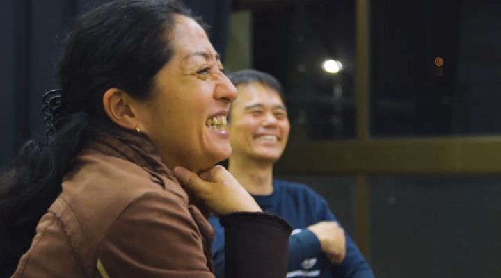 「多文化カフェ」に参加する職員の佐藤純子さんと宮城潤館長