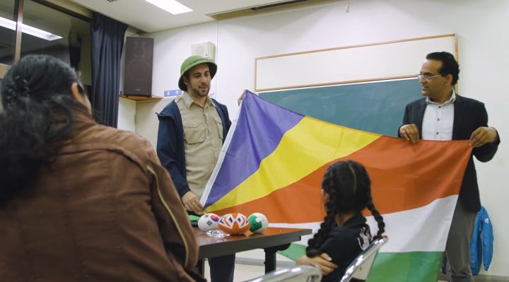 クロス・ルベンさんが持ってきてくれた国旗でクイズがスタート