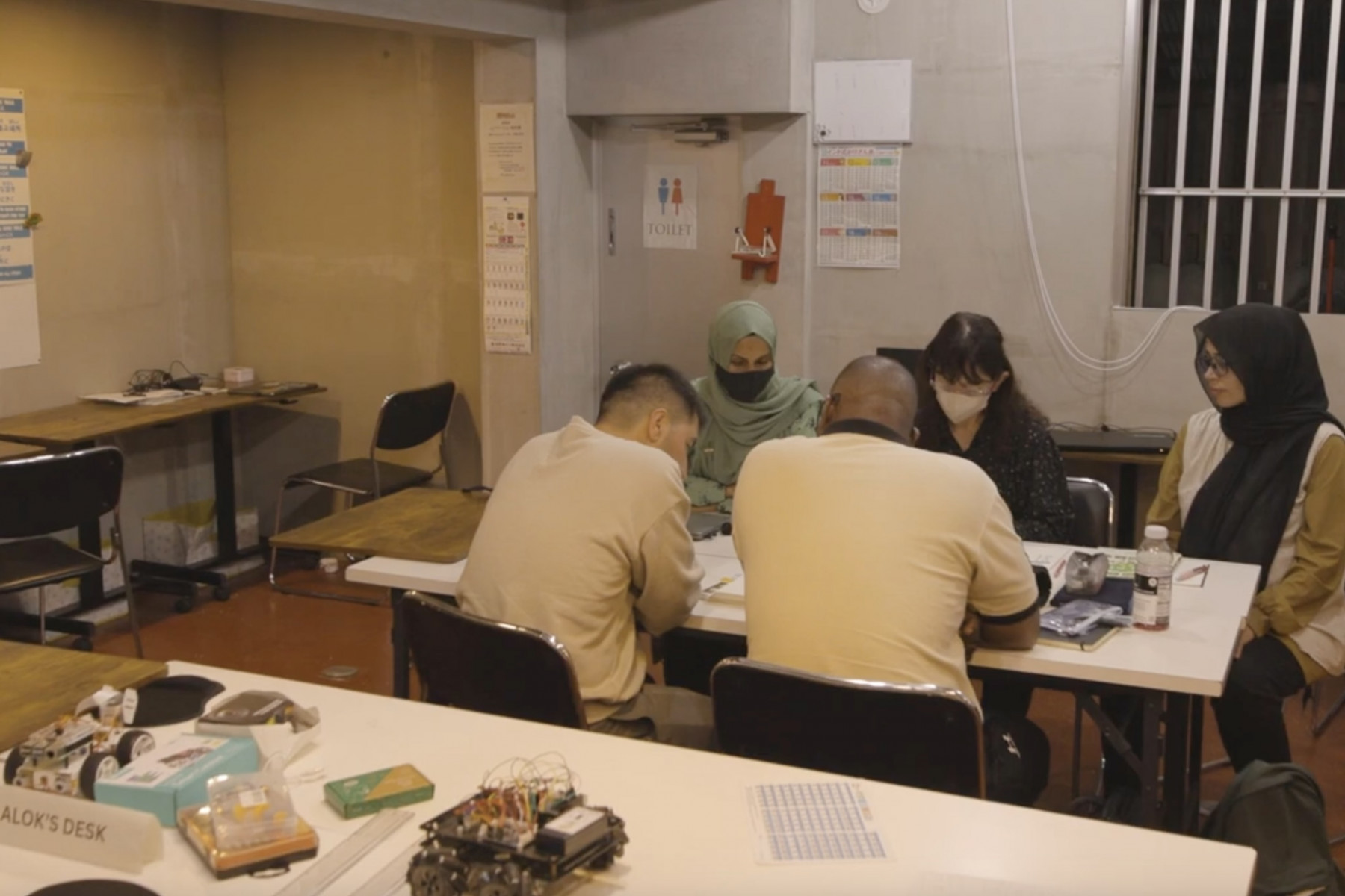 テーブルで勉強をする人たち