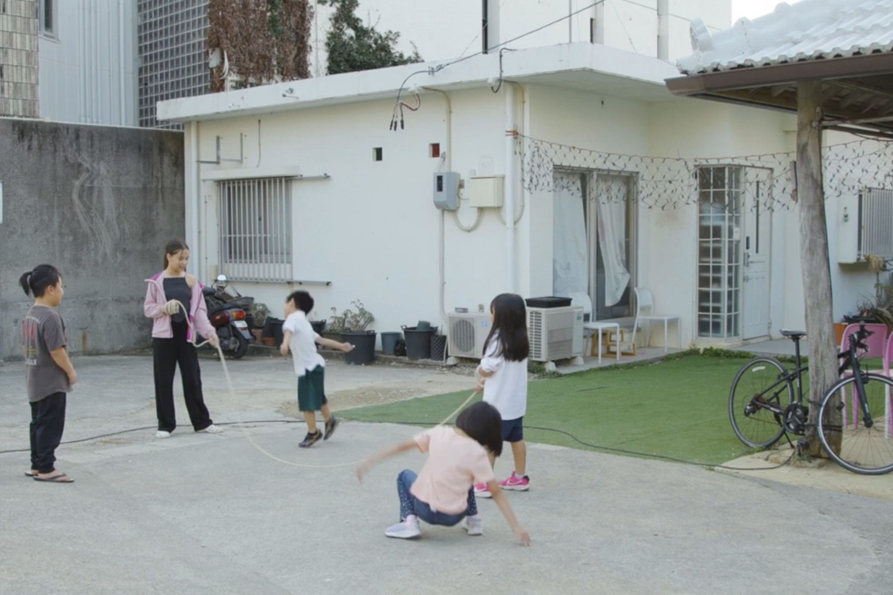 休憩時間に外で遊ぶ子供たち