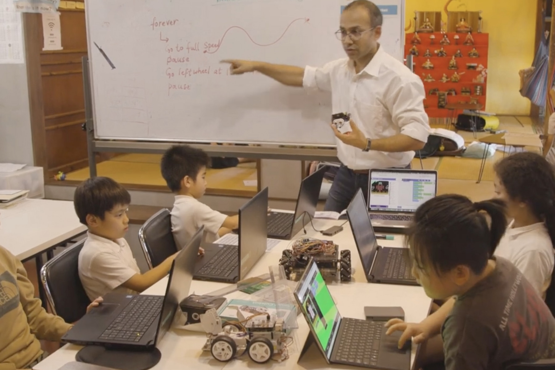 インド式数学やプログラミングを学ぶ子どもたち