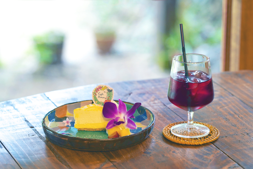 Cafe Kanoaのケーキとハイビスカスティー