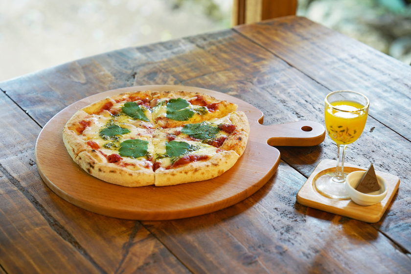 Cafe Kanoaの「長命草のマルゲリータピザ」