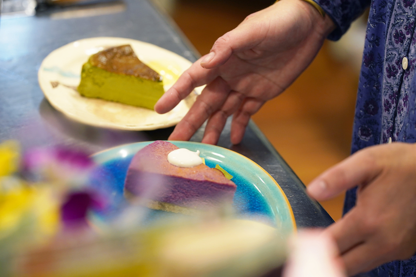 Cafe Kanoaのスイーツを準備する店主