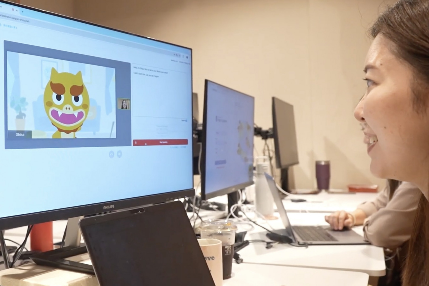 カリキュラムを作成中するスタッフ