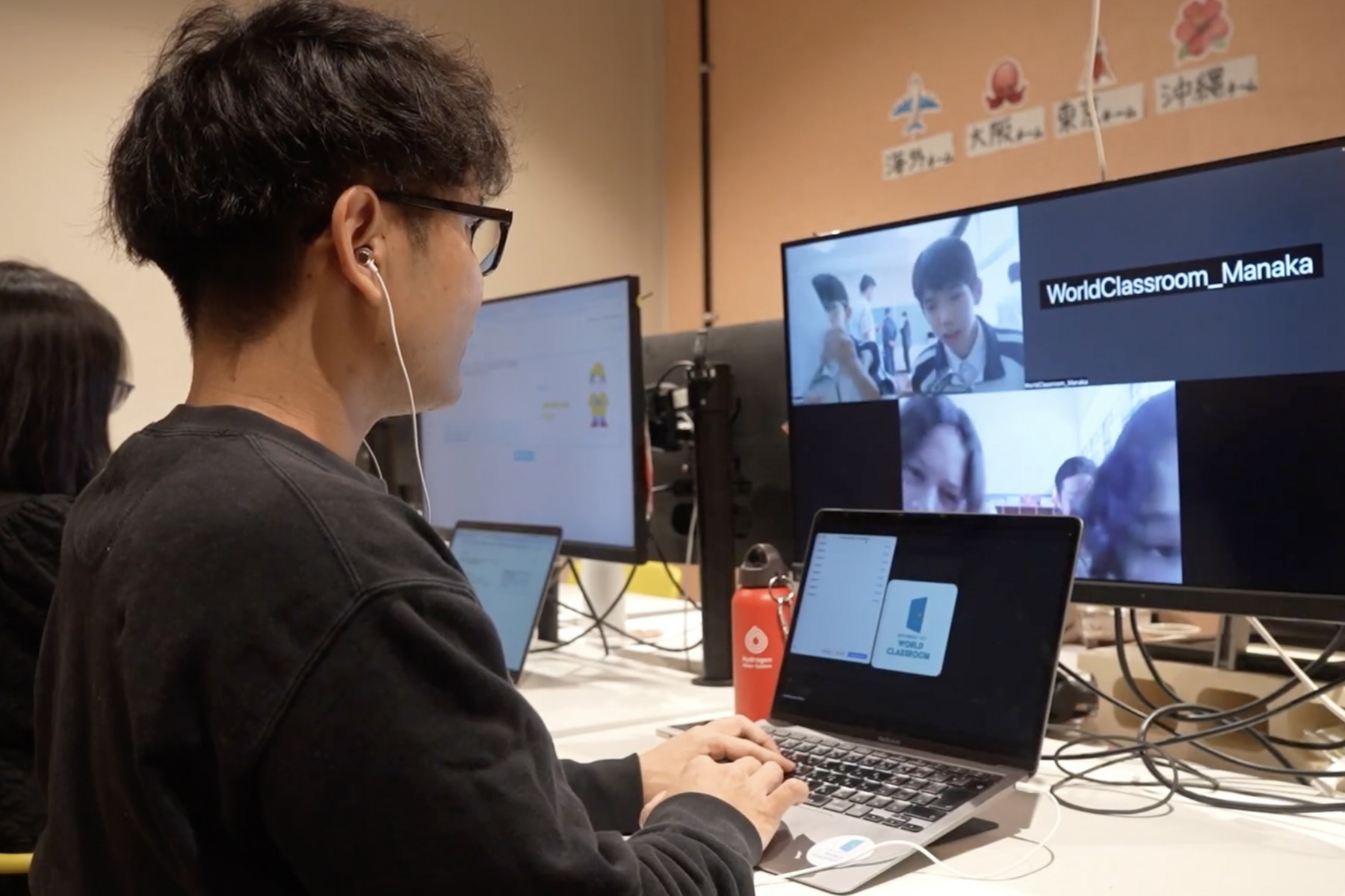 WorldClassroom中のスタッフは、日本と海外の教室を見守ります