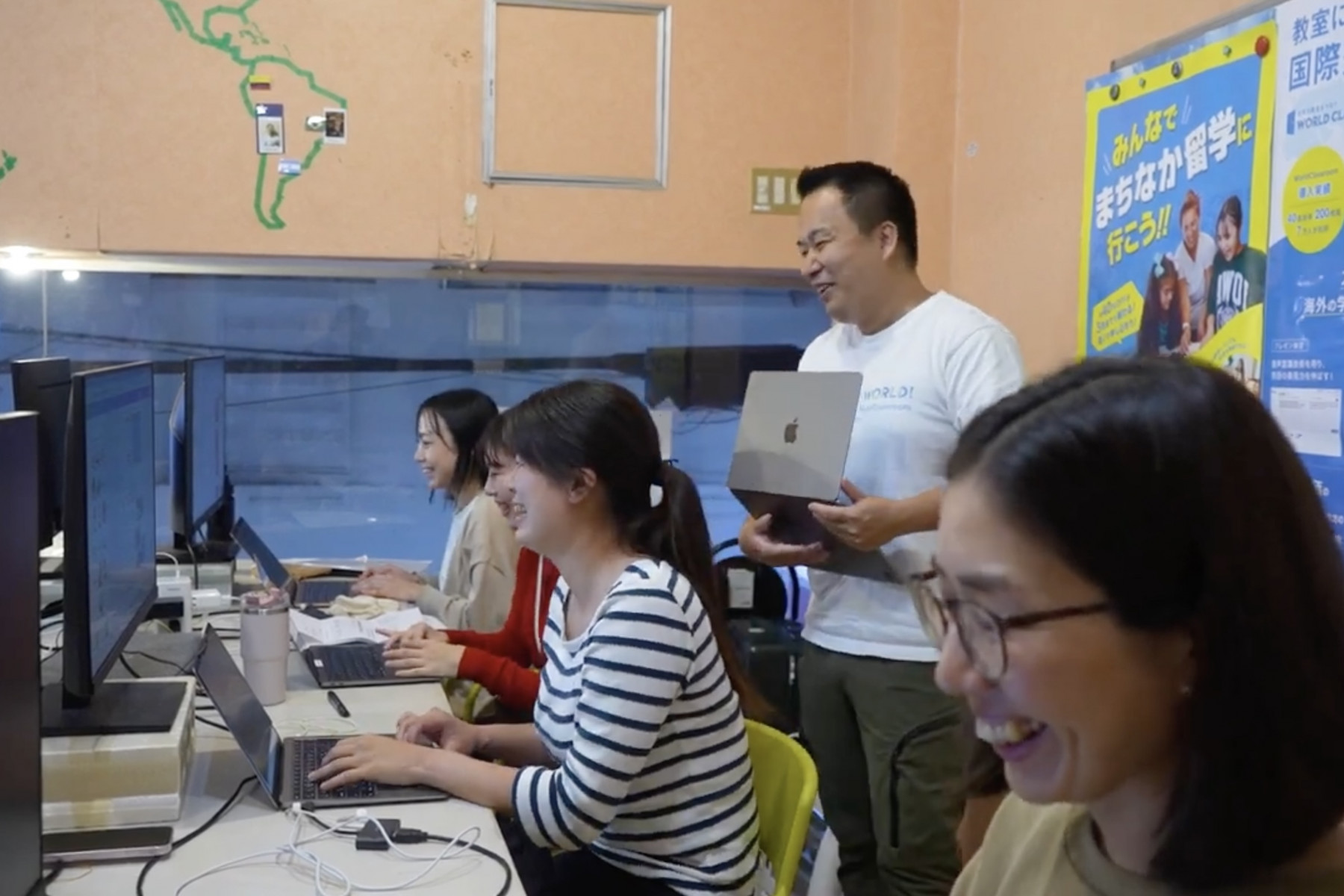 日本、中国、台湾など、さまざまな国籍のスタッフと富田さん