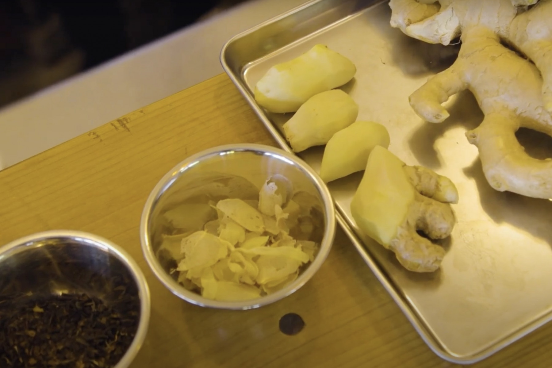 生姜とKANIGAWAでチャイ作り