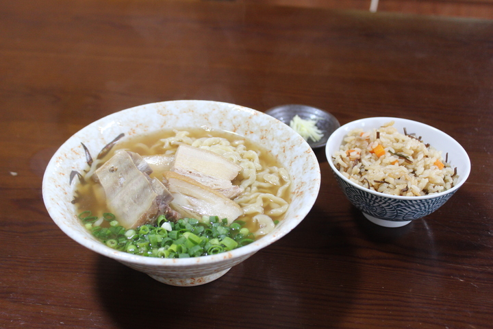 もっちもちの沖縄そばをいただける「すろ～や～」(守良屋）