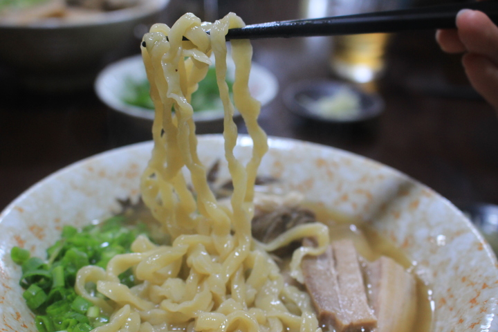 守良屋(すろーやー)の生麺