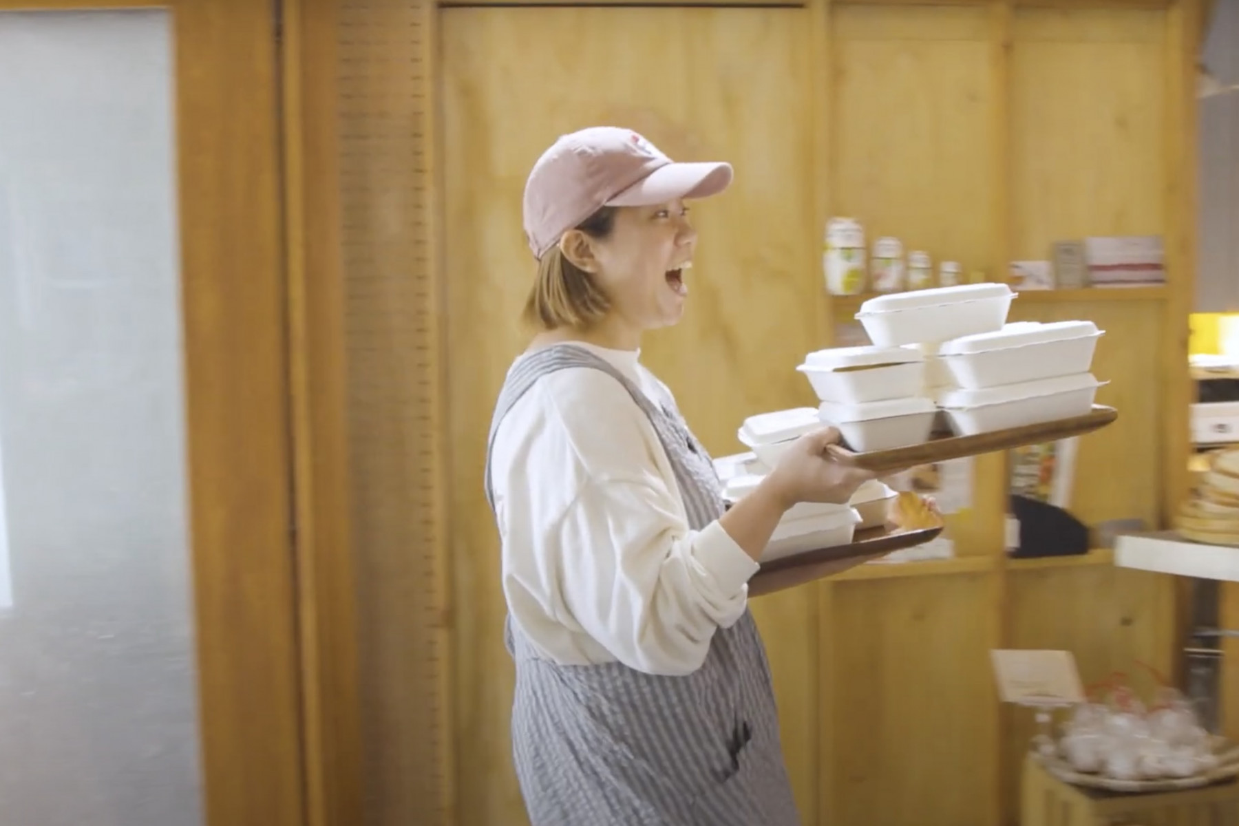 厨房からお弁当を運ぶ、元気な宮城利奈さん