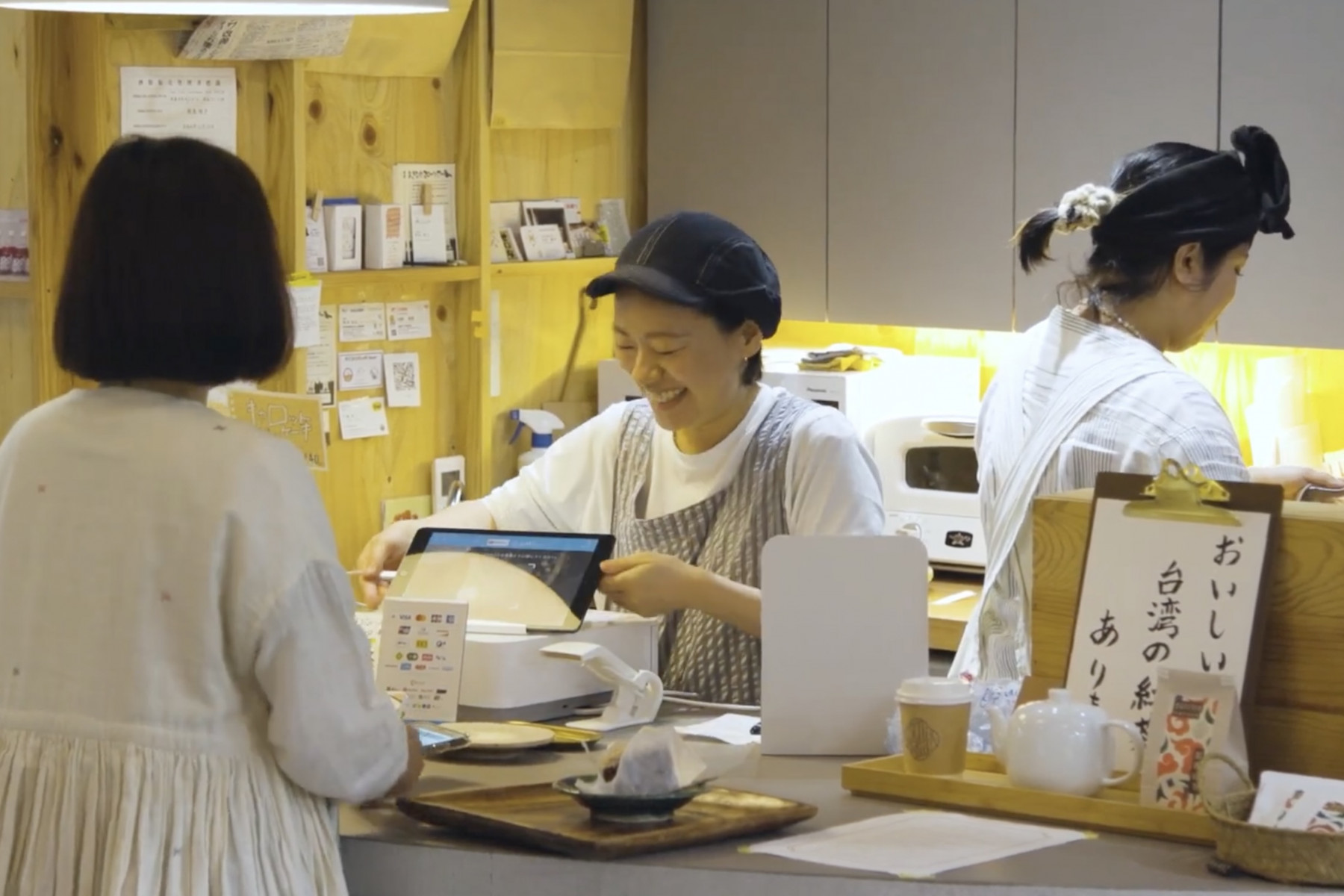 テキパキと売り場を整える、笑顔が素敵なスタッフの中山遥さん