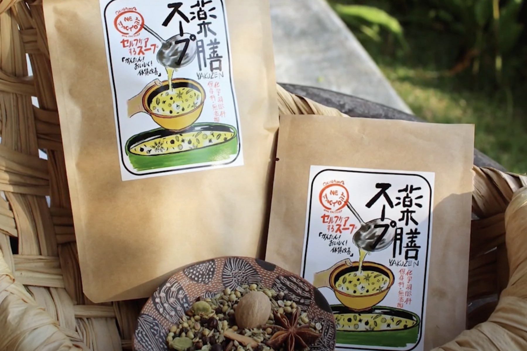 薬膳アドバイザーの資格を持つ大湾さん。忙しい人に向けたティーパックの薬膳スープも開発