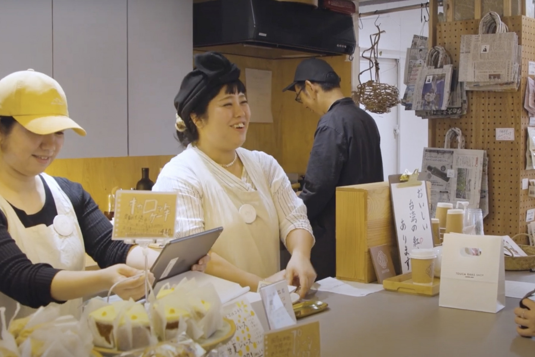 カウンターで接客する代表の大湾絵梨子さん