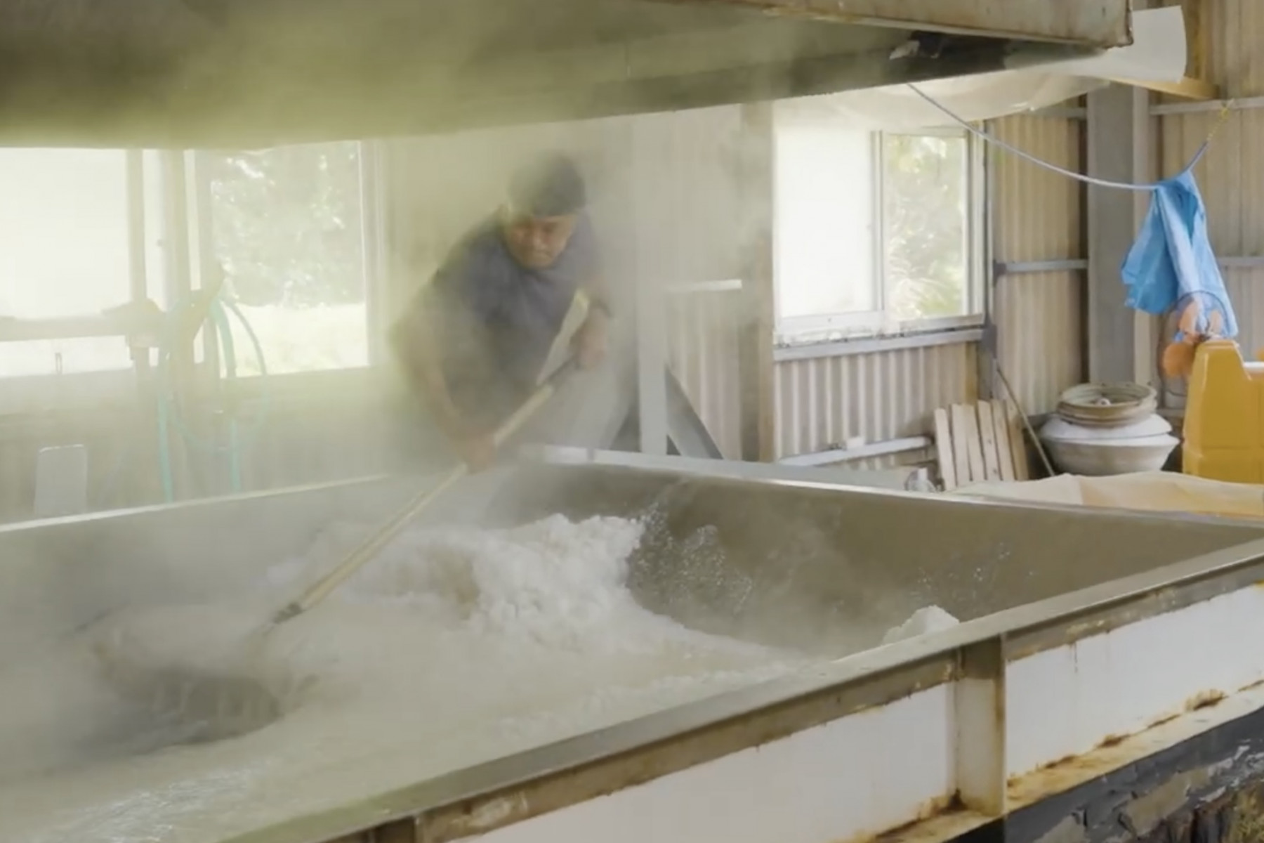 工場の釜で濃度の高い海水を炊き上げます