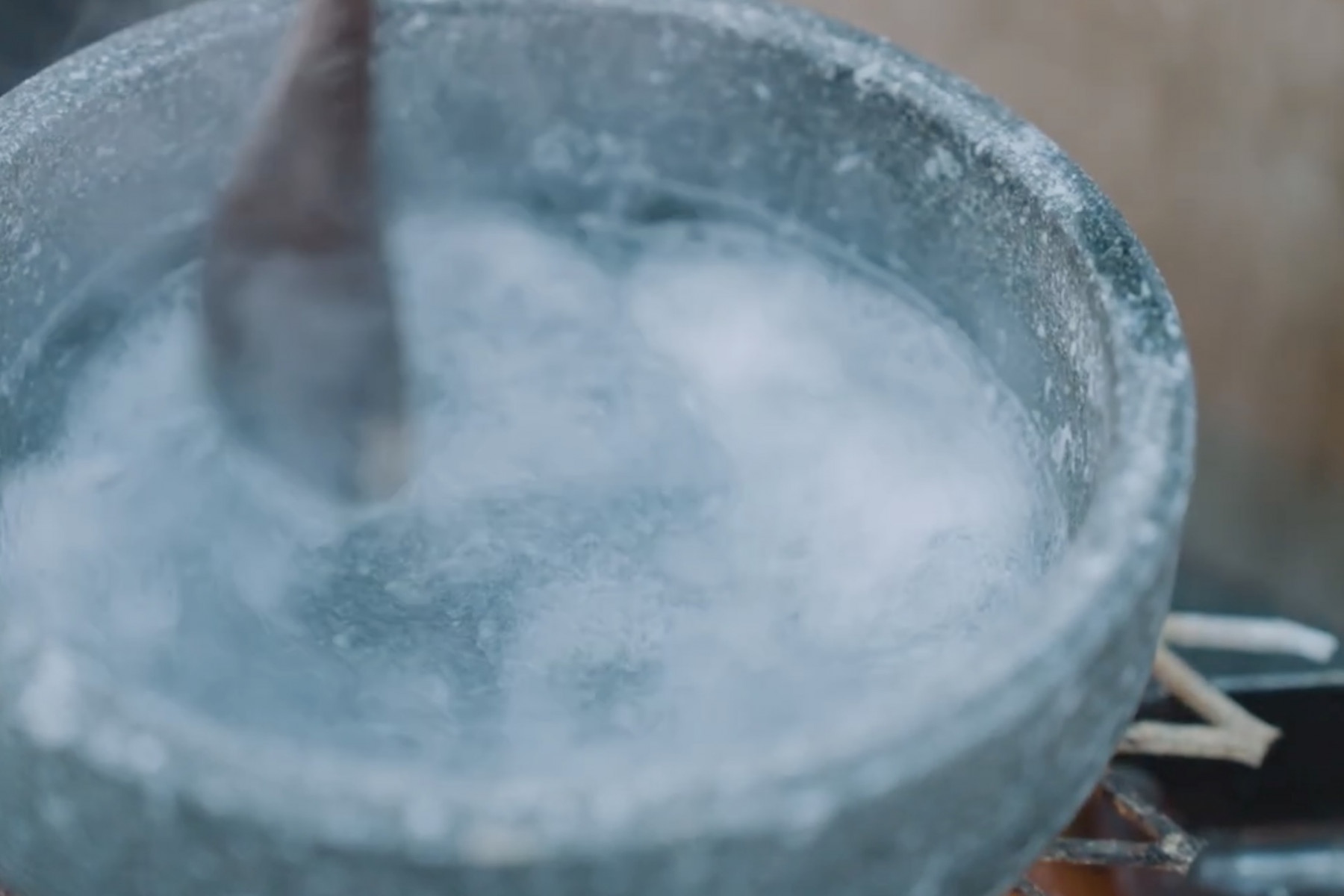 塩をかき混ぜる工程