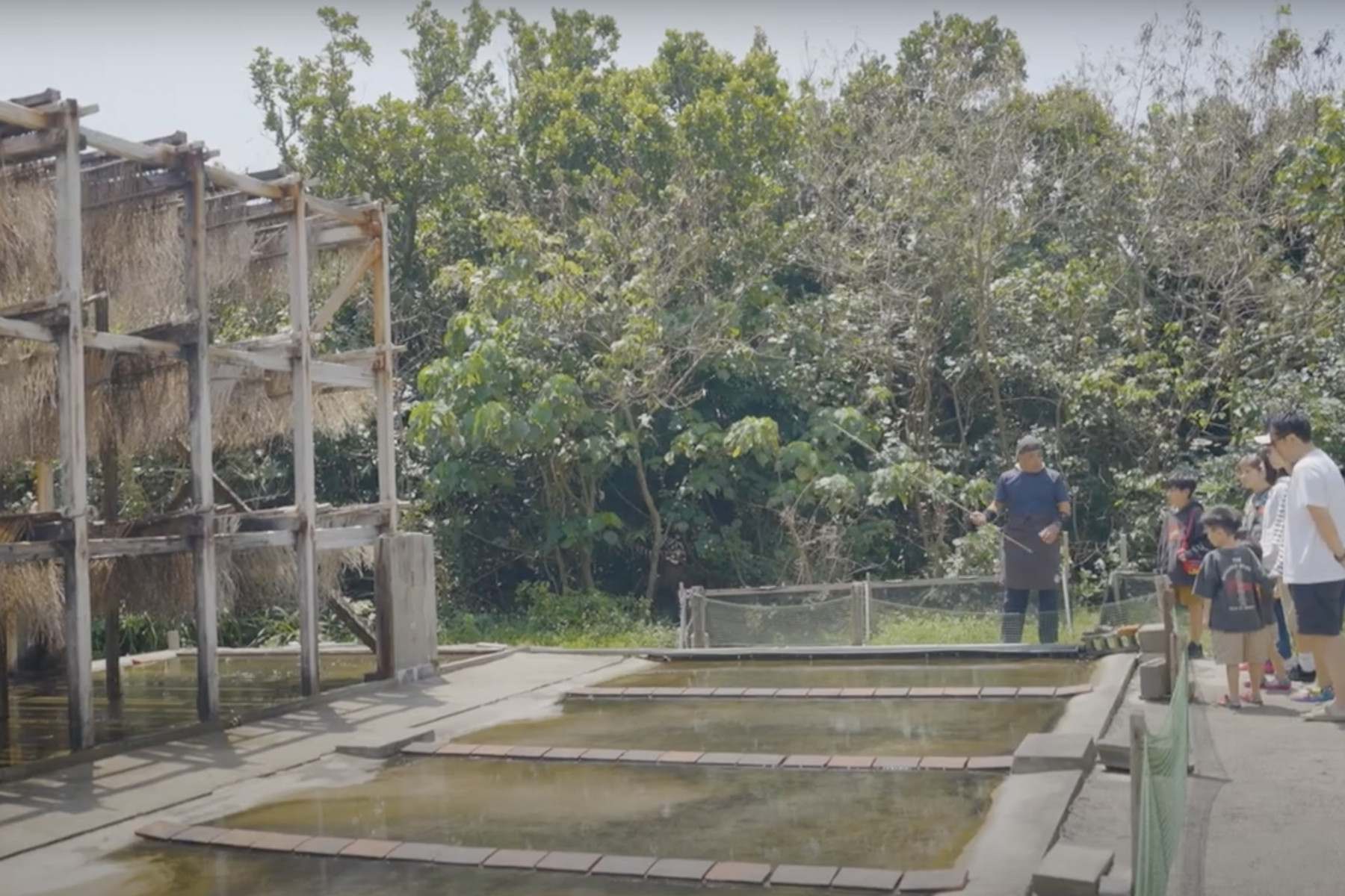 見学では、高江洲さんが丁寧に塩づくりを説明します