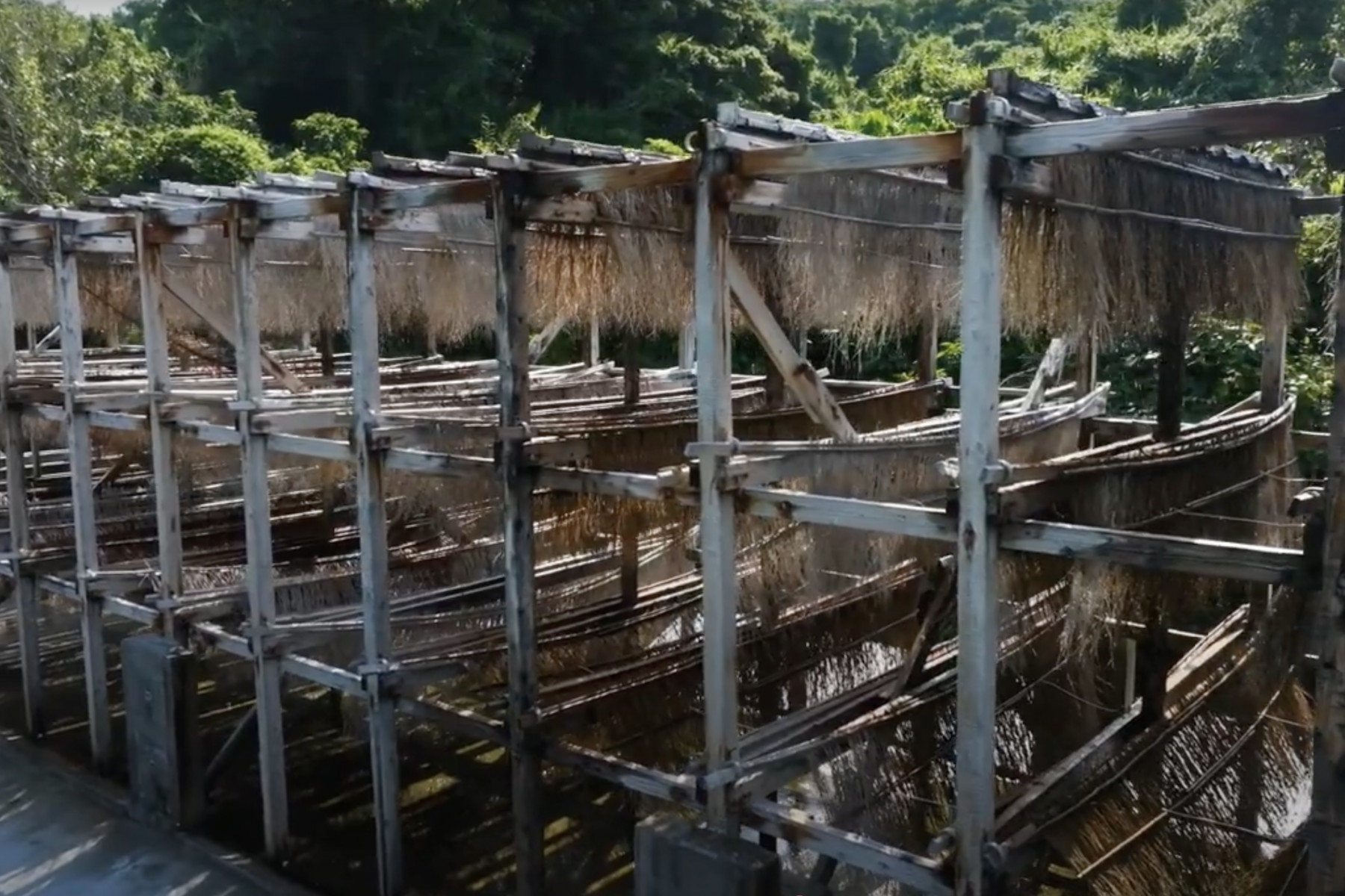 流下式塩田では、まず、ポンプの力で海水を汲み上げます