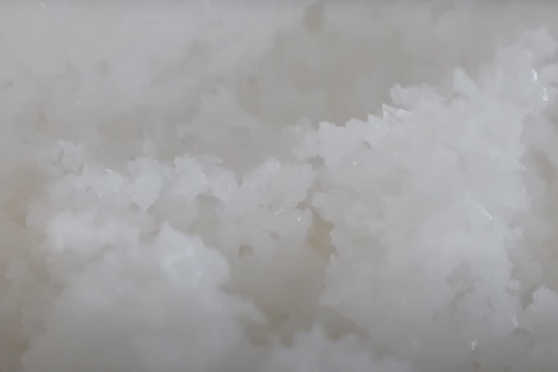 炊き上げた塩は2〜3日かけて乾燥させます