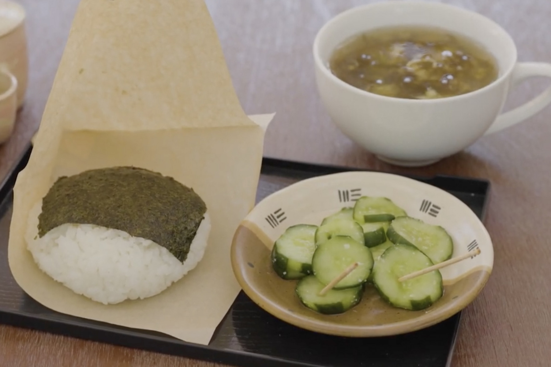 浜比嘉島の塩おむすびと、塩を使ったもずくスープ