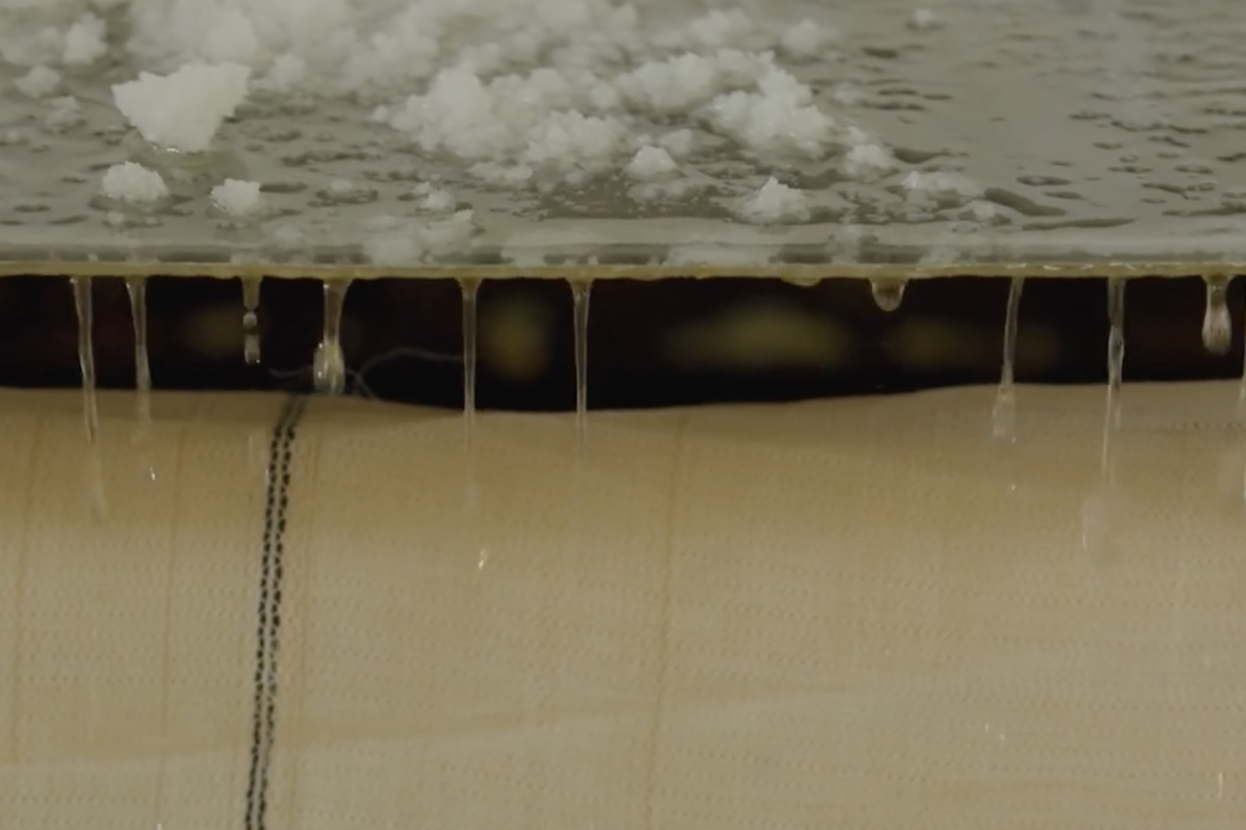 ポタポタと落ちるにがりを適度に取り除き、味とミネラルバランスを整えます