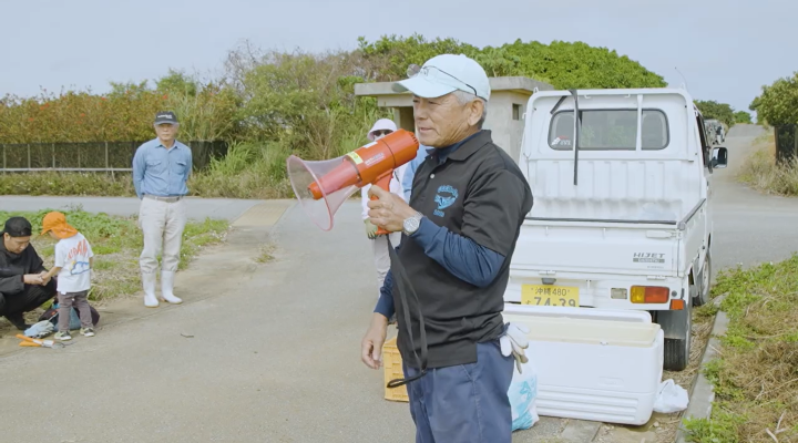 麦畑を復活させた伊計自治会長の玉城正則さん
