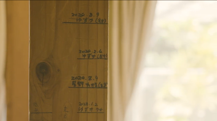 店内の柱に残されている成長の記録