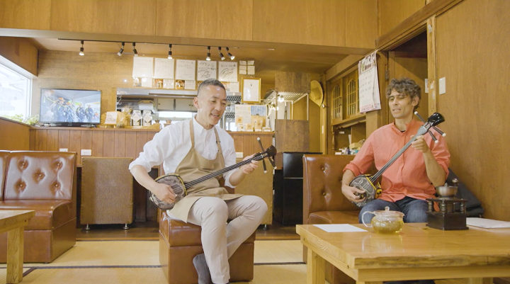 一緒に三線を奏でる眞榮里さんとエマさん