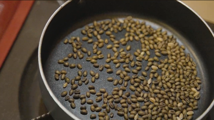 「本気の麦茶」はフライパンで小麦を煎るところから