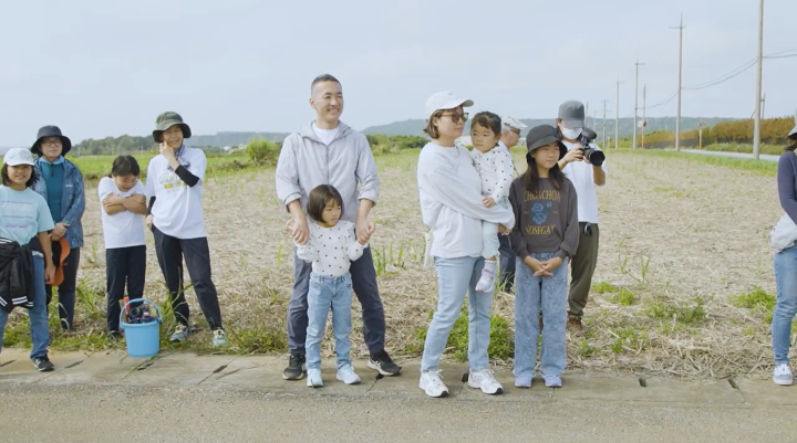 麦刈りに参加する眞榮里さんとご家族