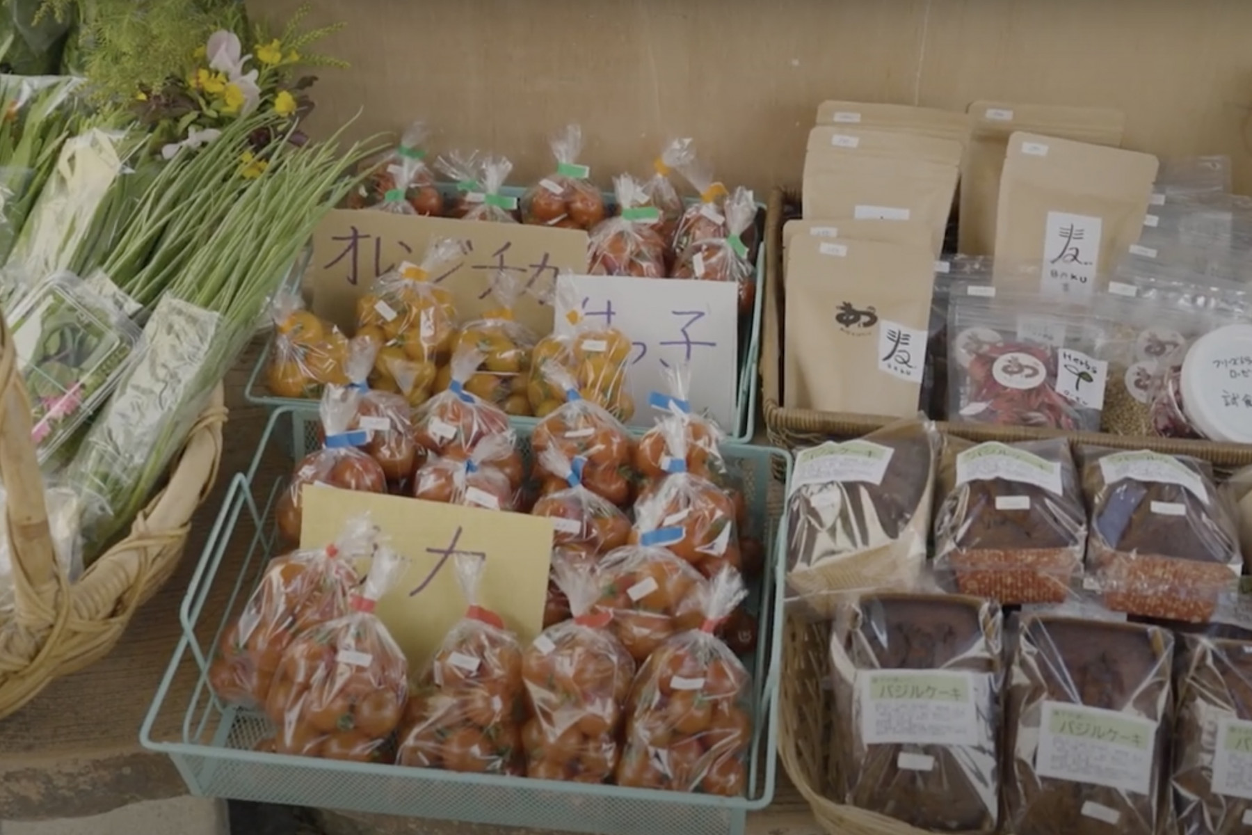 店頭に並ぶ野菜や商品など