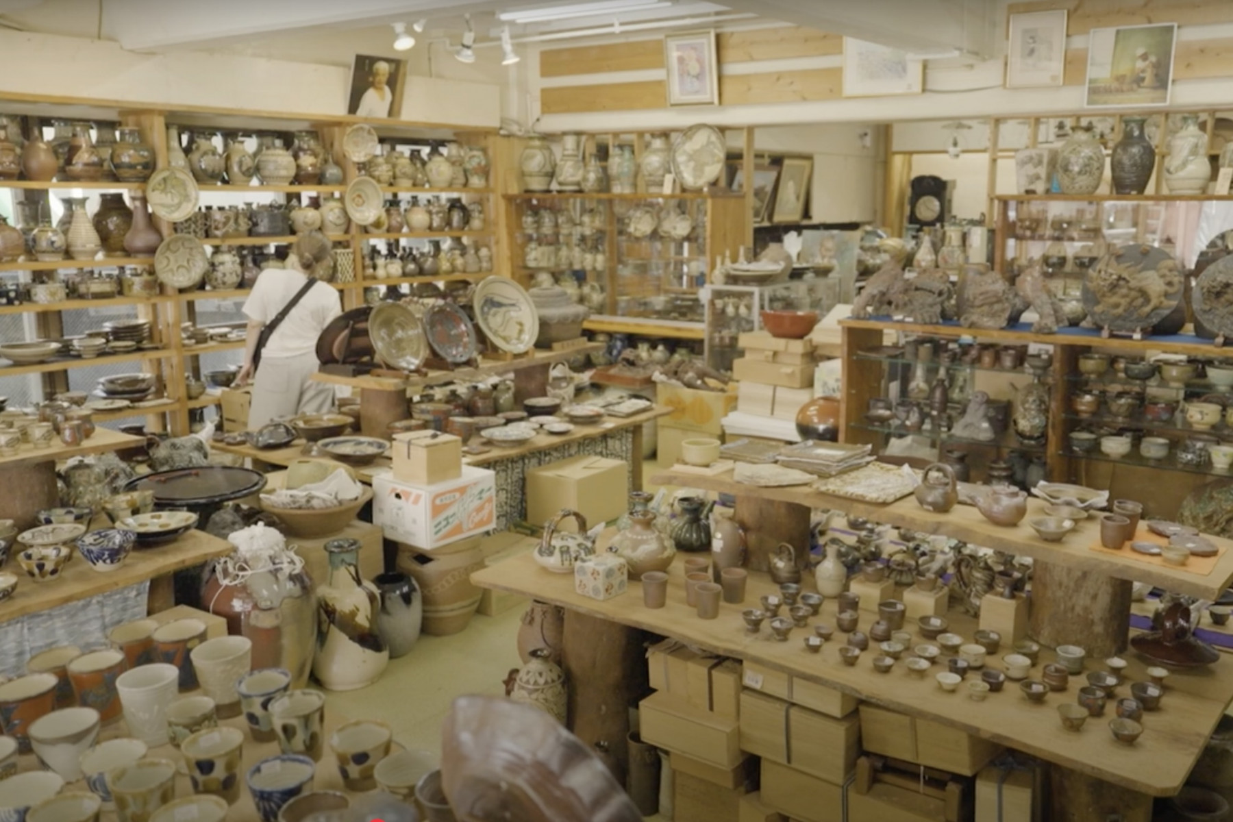 人間国宝の品や美術品がずらりと並ぶ工芸品店
