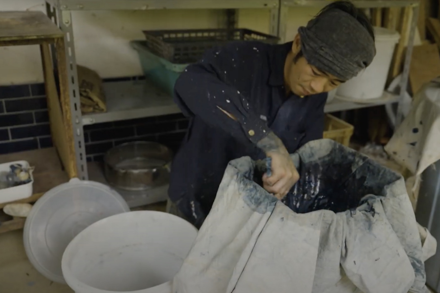 漉した泥藍を容器に移す作業