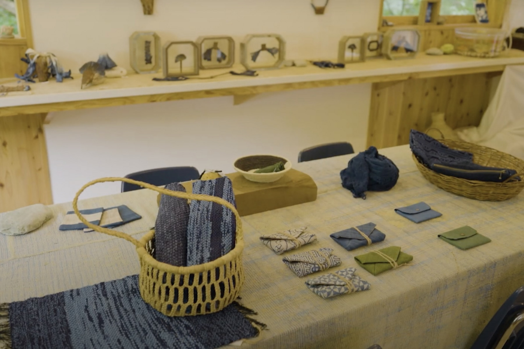 個性的な小物やアクセサリー、雑貨などが並ぶギャラリー