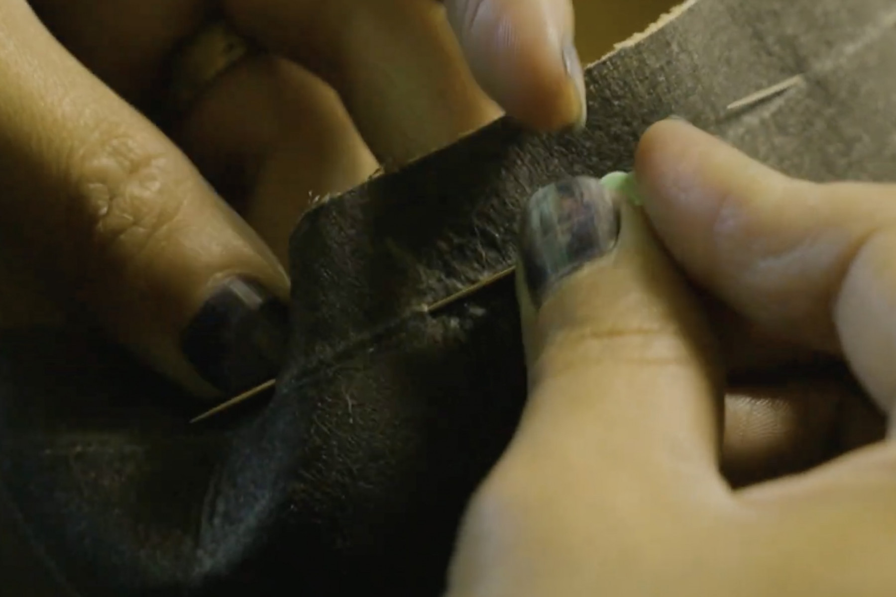 ひと針ひと針丁寧に仕上げていきます