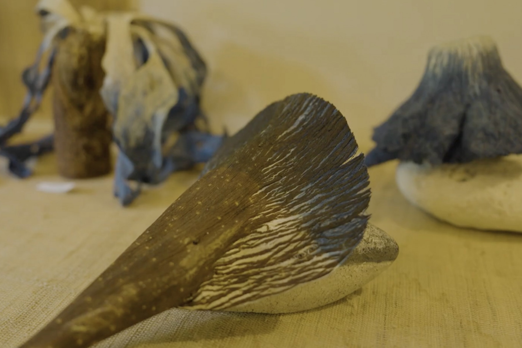 カジノキを叩いて藍染めしたオブジェ