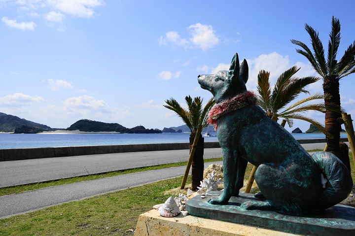 座間味島　マリリンの像
