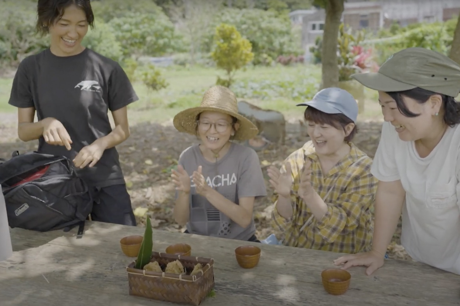 手作りの昔ながらのおやつ、アガラサー(黒糖蒸しパン)を食べる人々