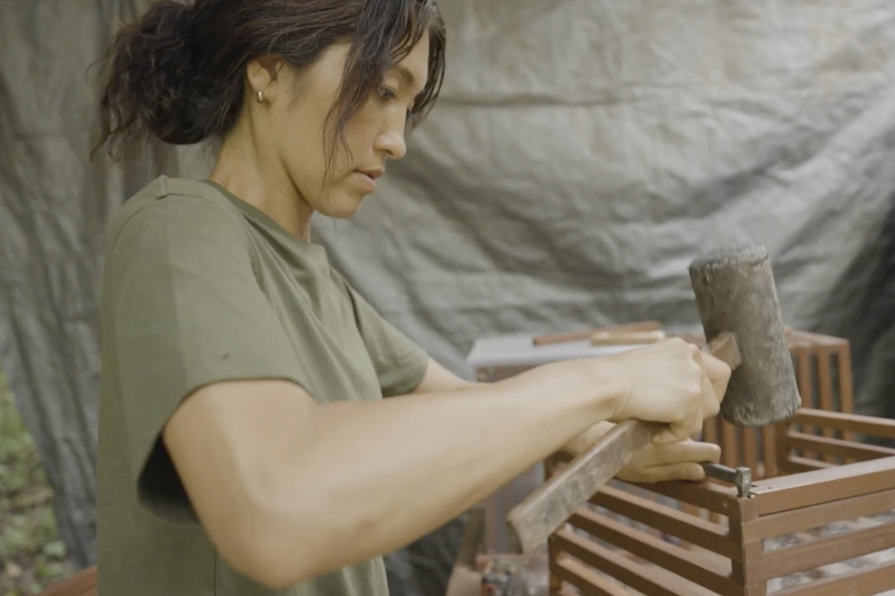 工具で作業をする女性