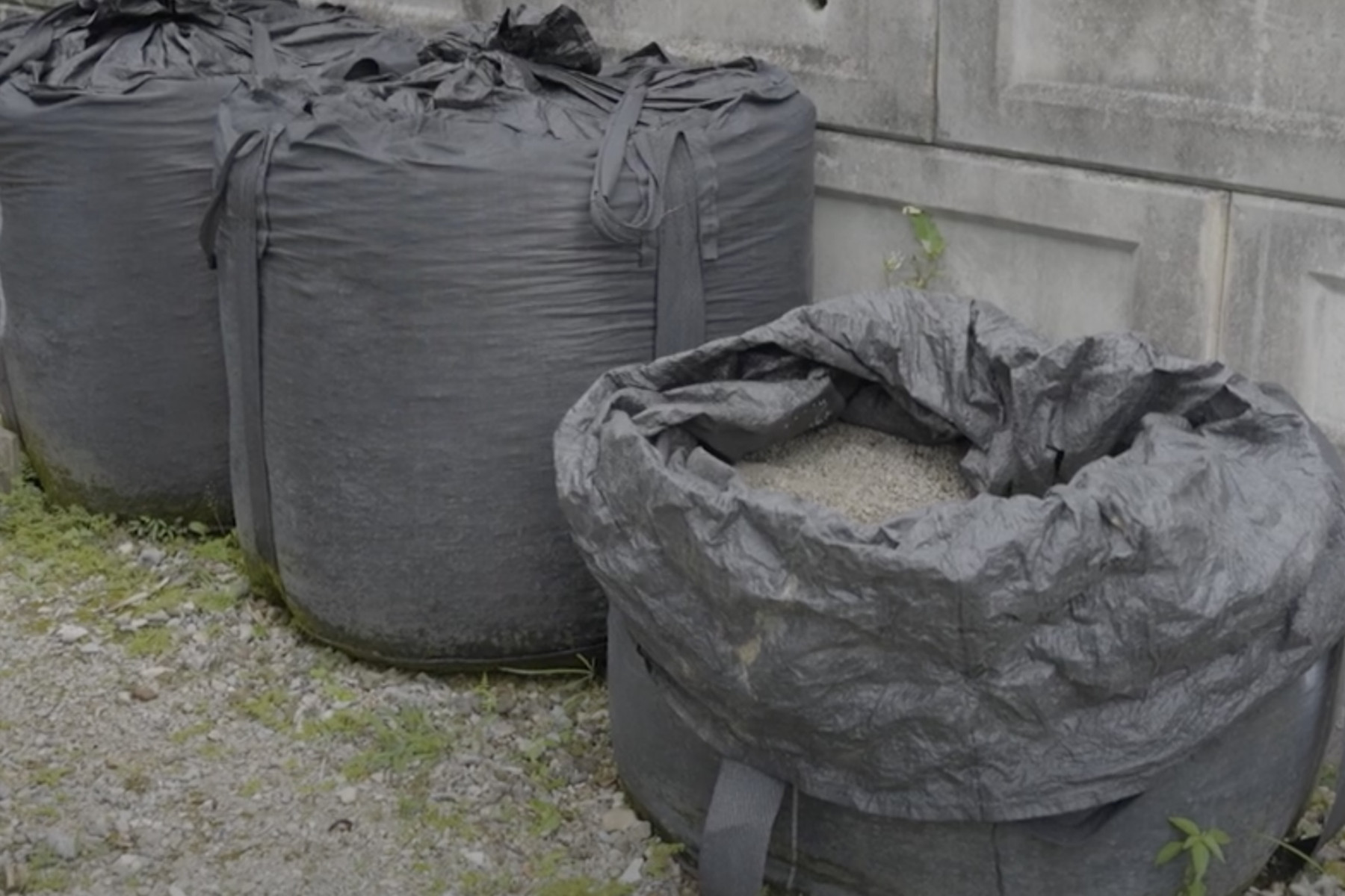 袋に入れられた大量の軽石