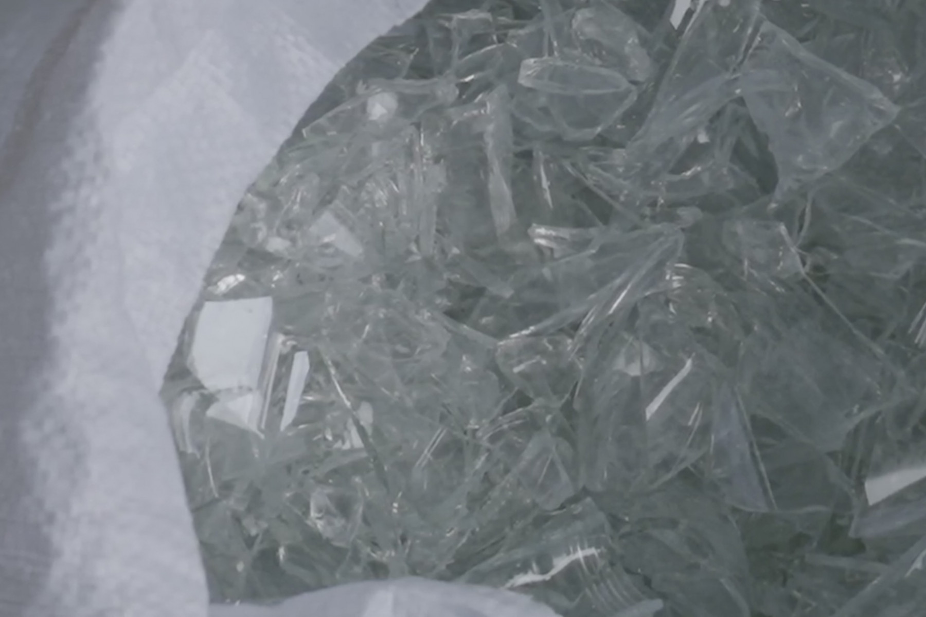 泡盛などのお酒の瓶を中心とした透明の瓶