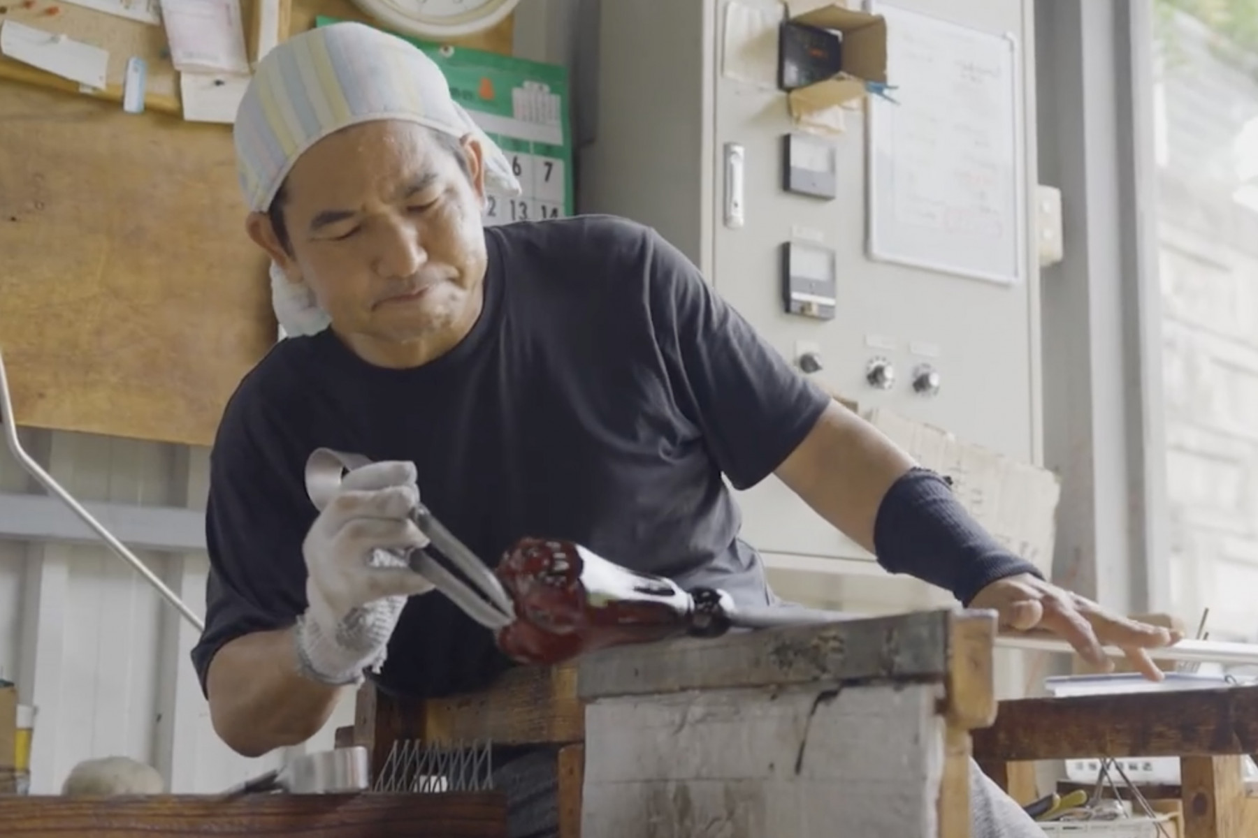 琉球ガラス職人の松本栄さん