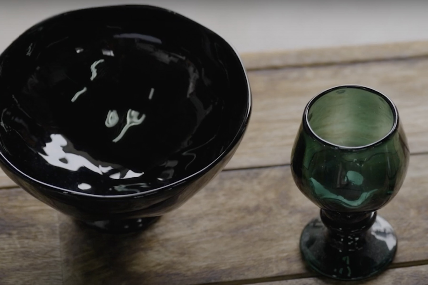 左は完全に軽石だけで、右は再生ガラスと混ぜて作ったガラス