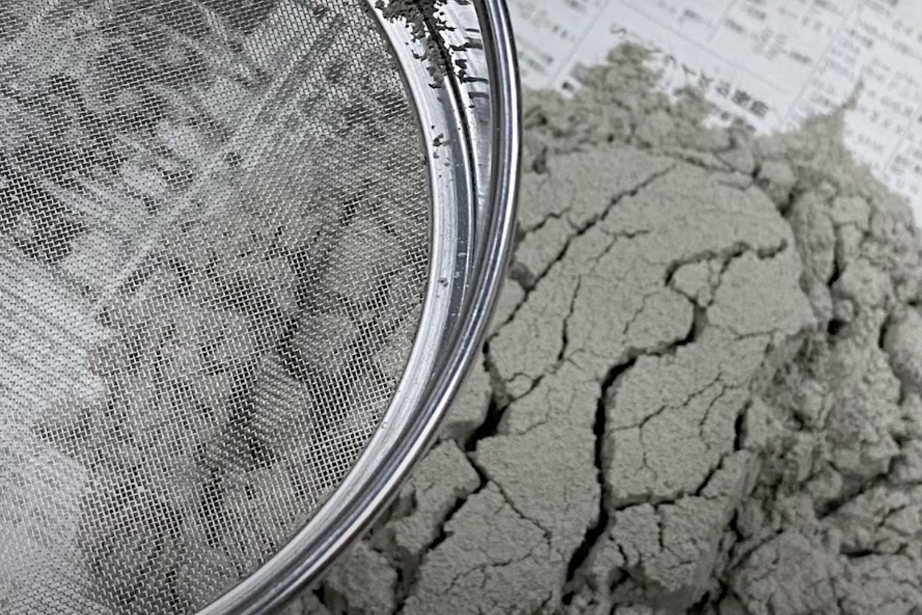 軽石を砕き、ふるいにかけた軽石