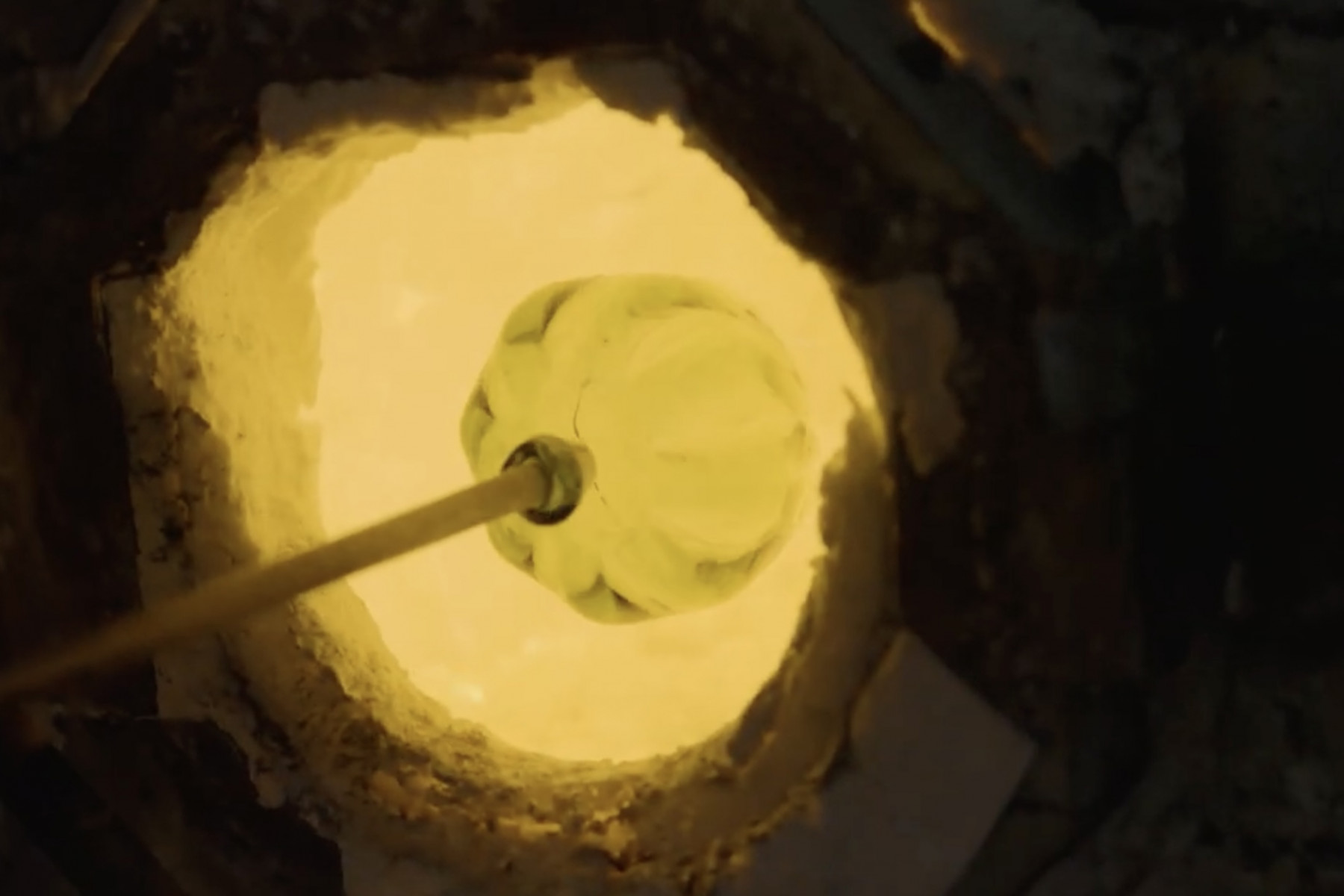 電気や灯油の力を借りて、再生ガラスは生まれます