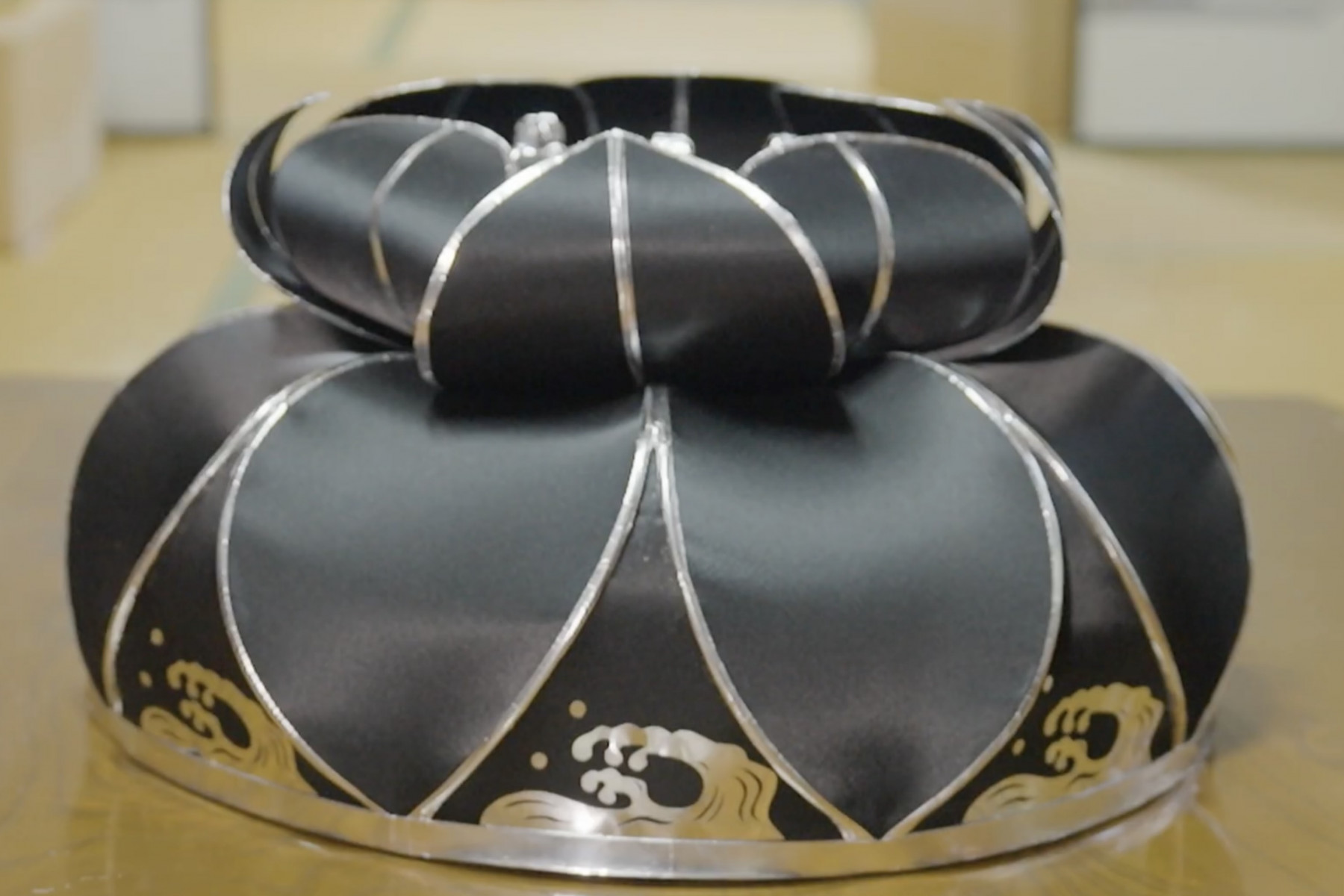 黒い花笠は、赤い素材とは違う生地で作られています